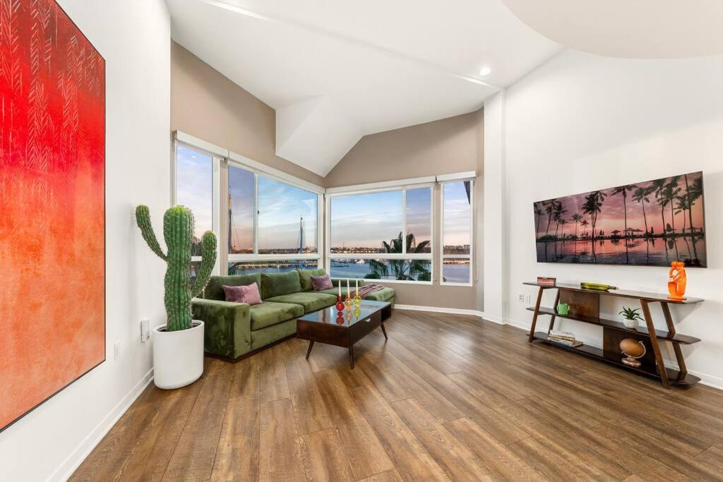 Skyline Oasis: Luxe 3-floor Waterfront Penthouse Appartement *