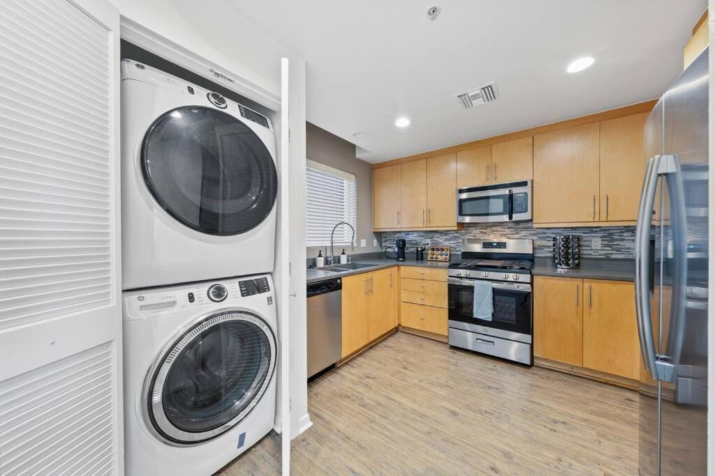 Appartement Skyline Oasis: Luxe 3-floor Waterfront Penthouse *