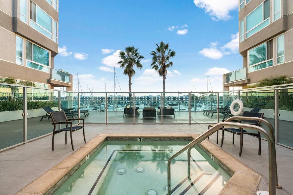 Skyline Oasis: Luxe 3-floor Waterfront Penthouse Appartement *