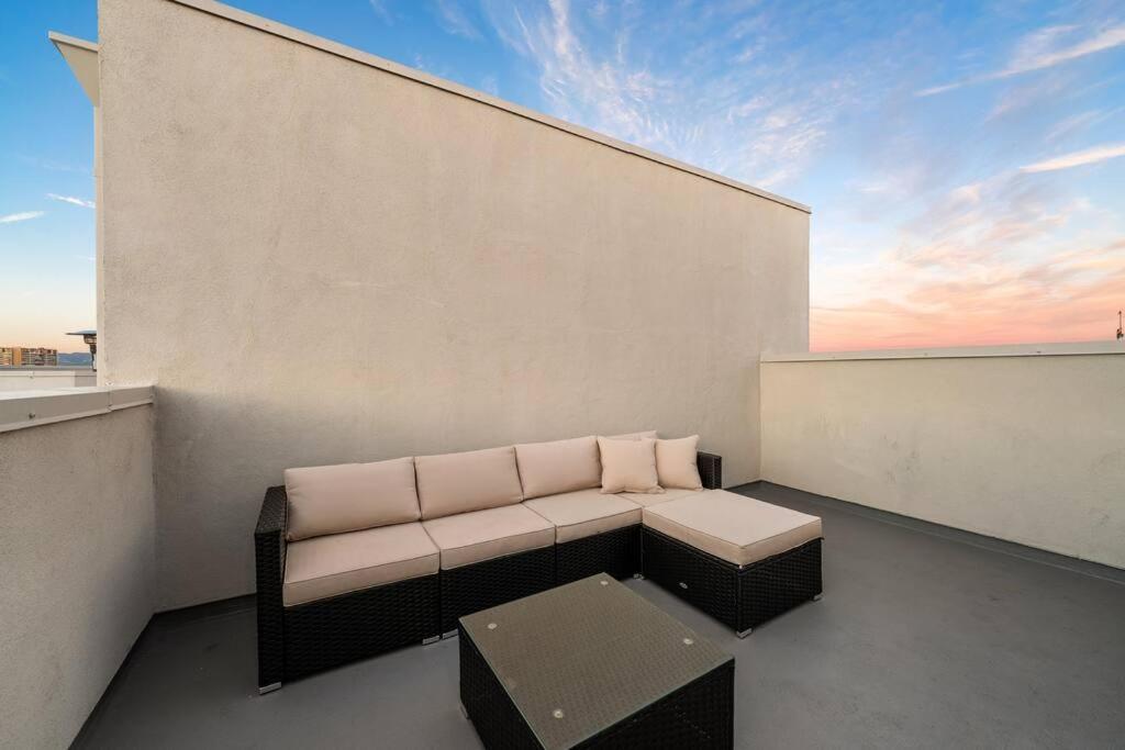 Skyline Oasis: Luxe 3-floor Waterfront Penthouse Appartement *